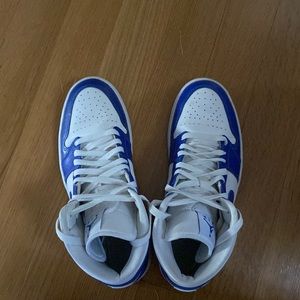 Women’s Jordan 1Mid Kentucky Blue